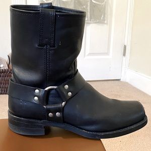 Frye "Harness 8R" boots. Men's black size 10.